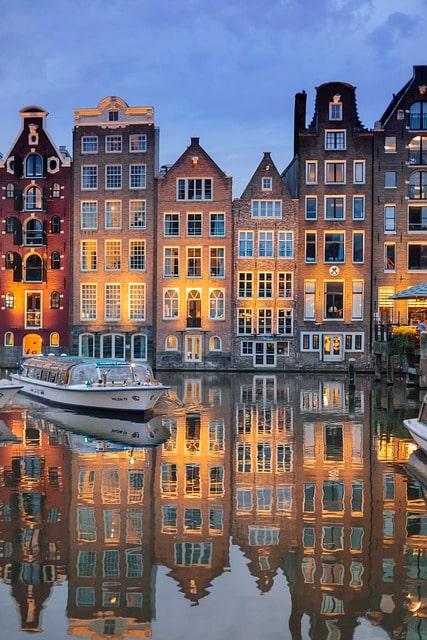 Quels sont les trois musées qui font sensation à Amsterdam ?