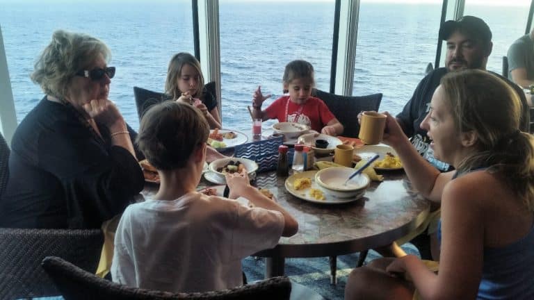 Le Ponant est-il adapté pour une croisière en famille ?